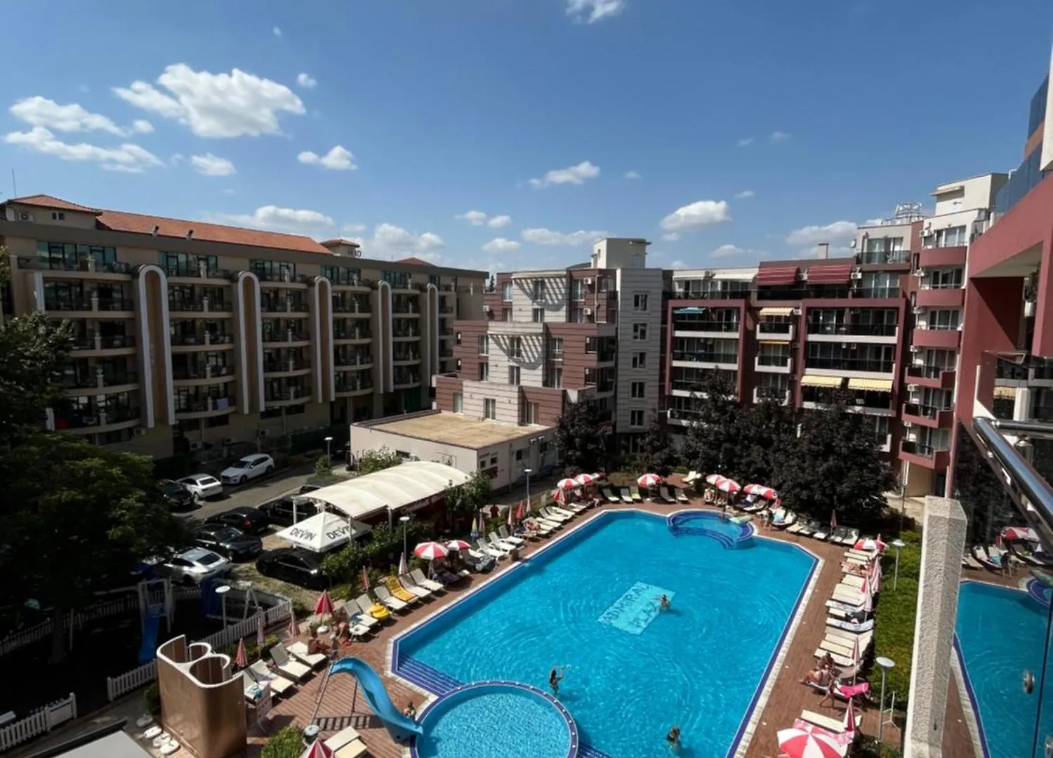 Admiral Plaza Colorful Apartments 阳光海滩