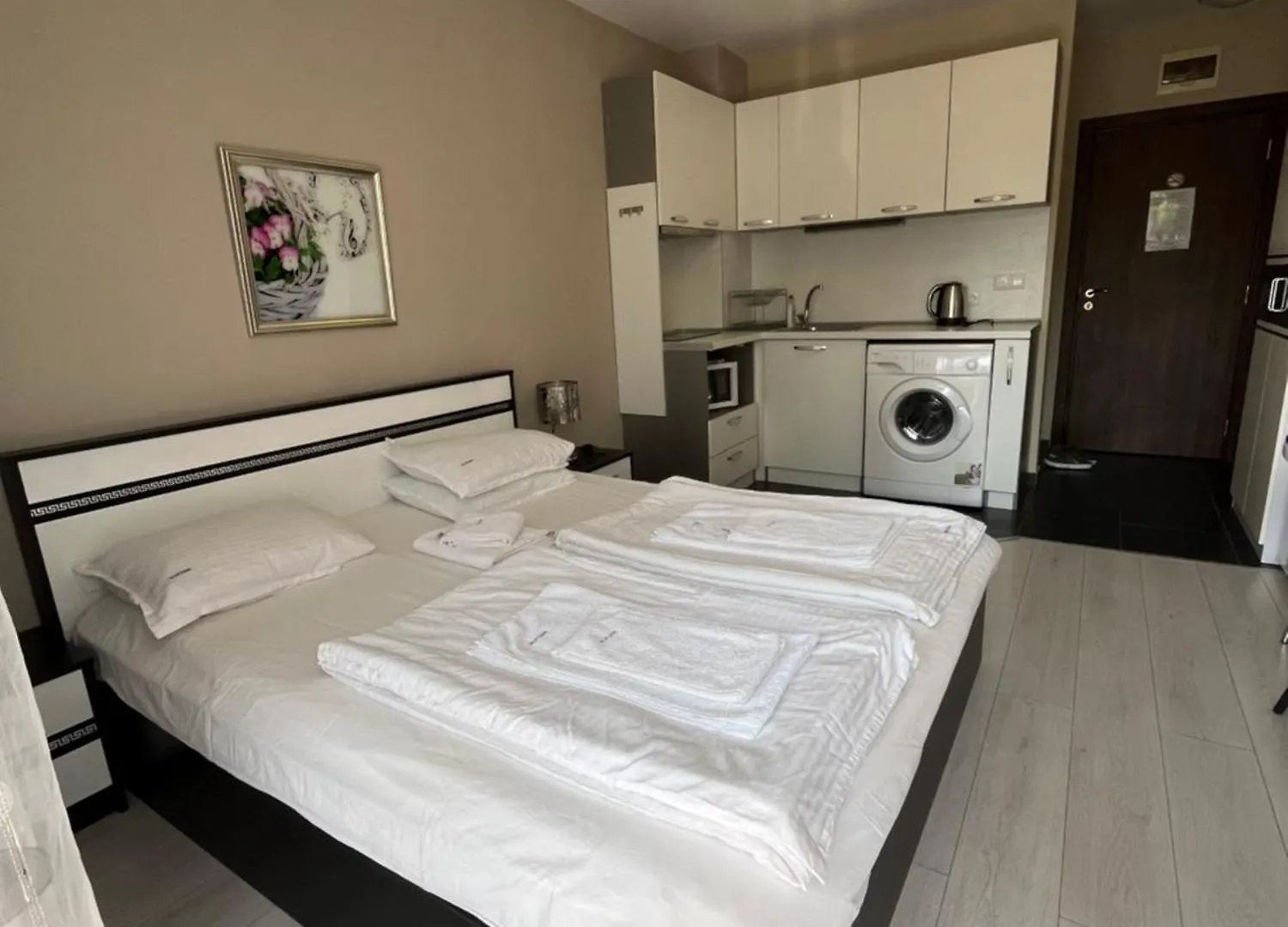Admiral Plaza Colorful Apartments 阳光海滩