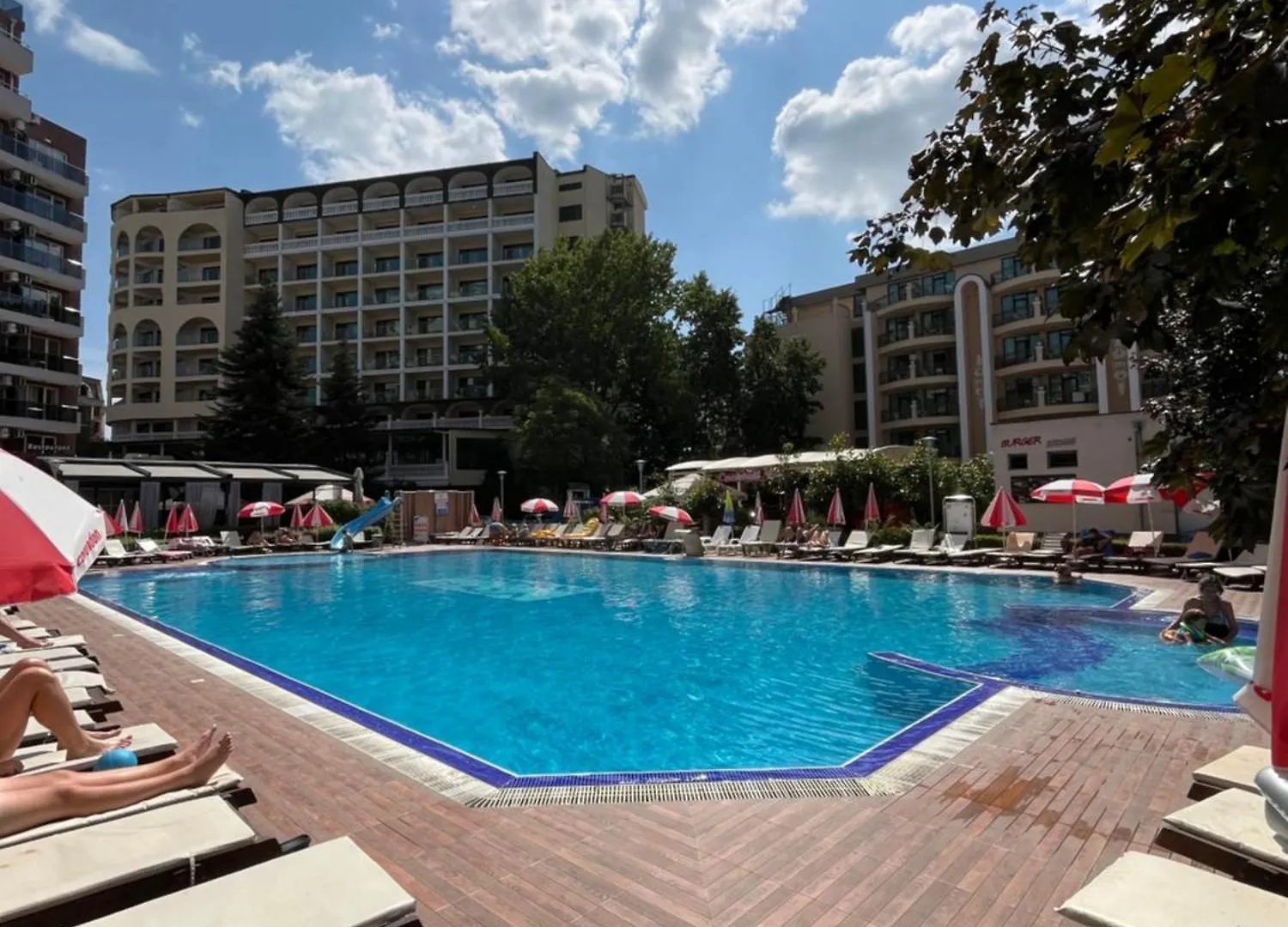 Admiral Plaza Colorful Apartments 阳光海滩