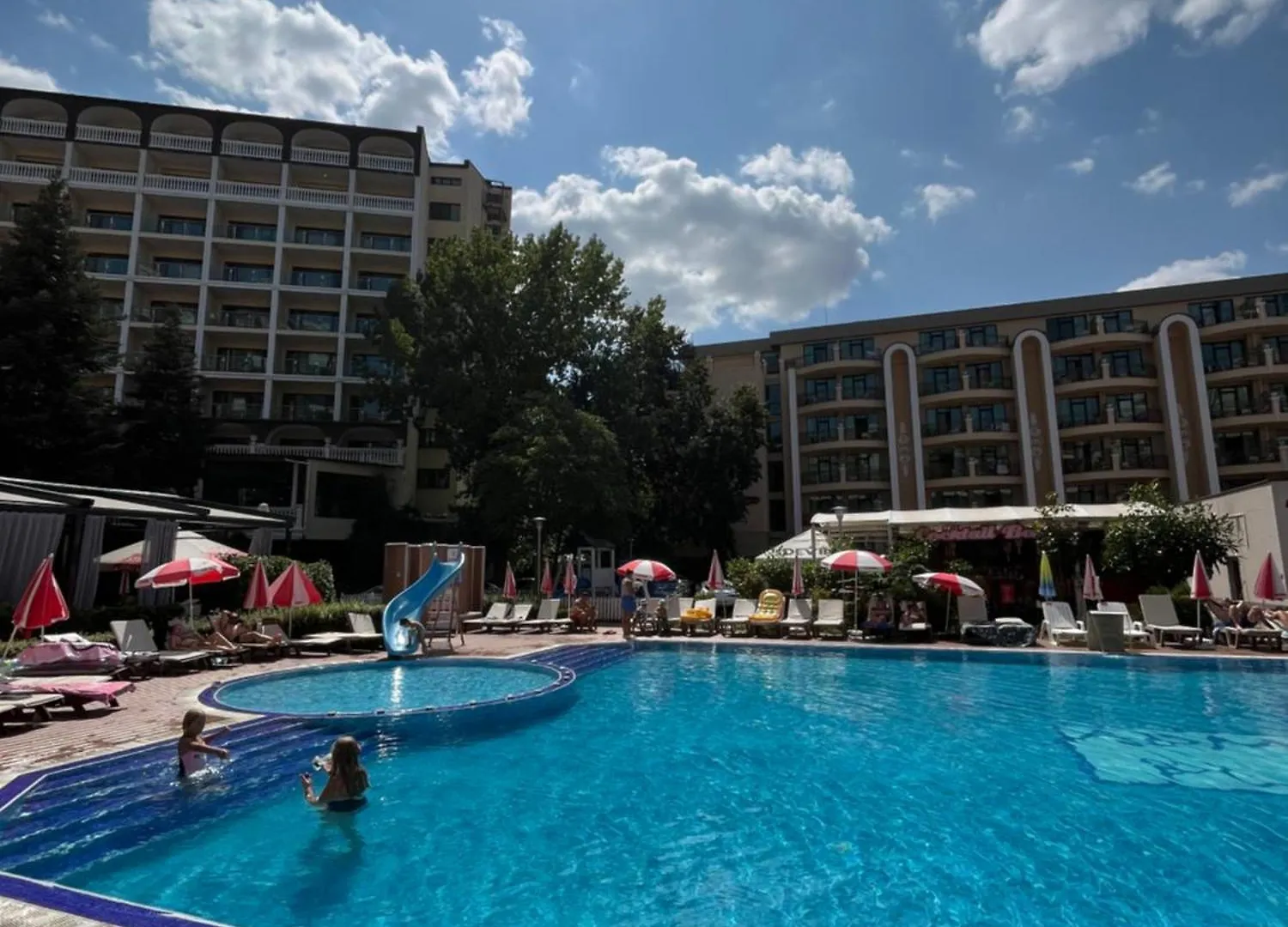 Admiral Plaza Colorful Apartments 阳光海滩