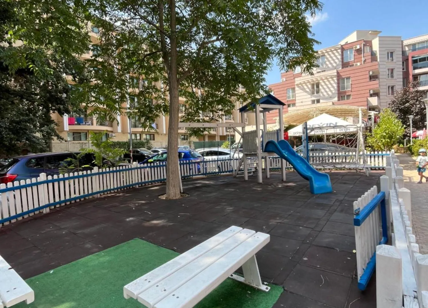 Admiral Plaza Colorful Apartments 阳光海滩